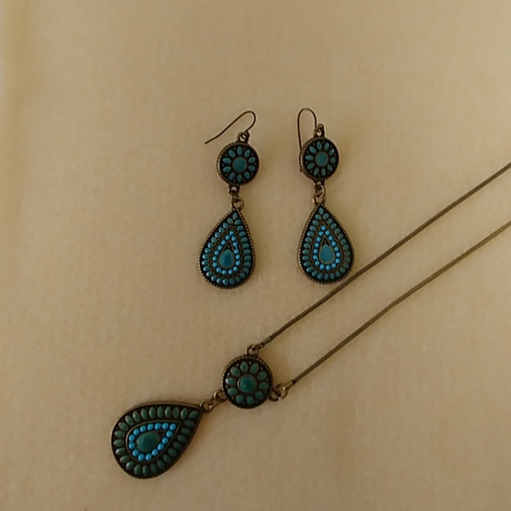 Beautiful necklace and earring set